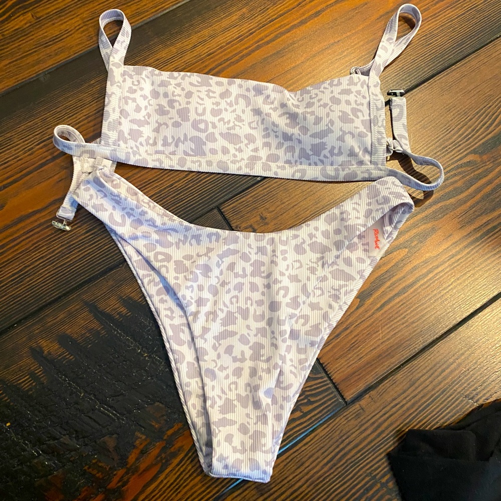 Shein bathing suit, size small. Love the colour such a cute suit for the summer